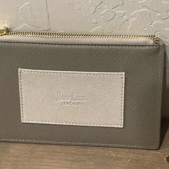 Neiman Marcus Women’s Cream Envelope Checkbook 100% Leather Wallet - Picture 8 of 8